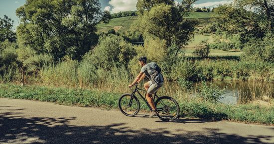 Radfahrer am Kocher (Foto: Chris Frumolt)