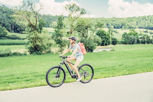 Radlerin zwischen Leofels und Langenburg (Foto: Frumolt)