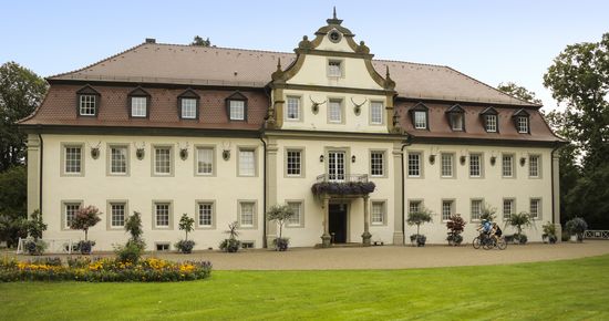 Radfahrer vor Schloss Friedrichsruhe, Foto: Andi Schmid, Fotolevel München