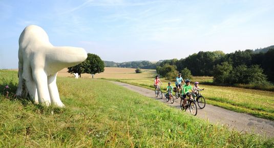 Der Skulpturen-Radweg ist eine einmalige Radtour die Fahrrad fahren und Kunst verbindet Der Skulpturen-Radweg ist eine einmalige Radtour die Fahrrad fahren und Kunst verbindet