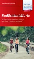 Drei Frauen radeln durch den Wald