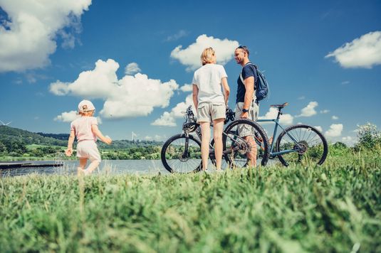 Familie am See (Foto: Frumolt) Familie am See (Foto: Frumolt)