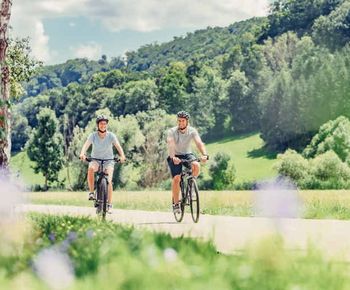 Flussradwege an Kocher, Jagst und Neckar entdecken | Radler im Jagsttal | © Christian Frumolt