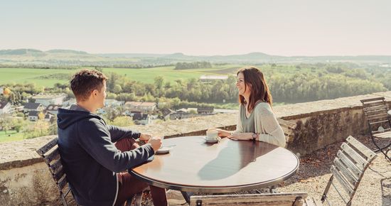 Pause im Biergarten der Burg Stettenfels | Untergruppenbach | HeilbronnerLand