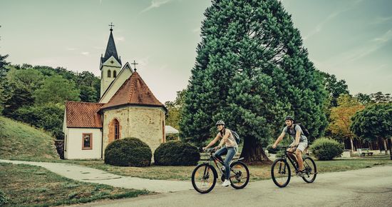 Radfahrer an St. Anna-Kapelle (Foto: Chris Frumolt)