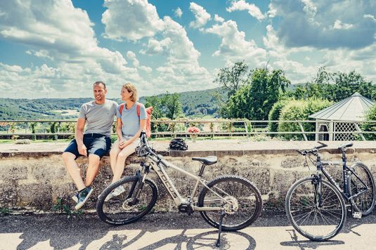 Radler am Schloss Langenburg (Foto: Frumolt) Radler am Schloss Langenburg (Foto: Frumolt)