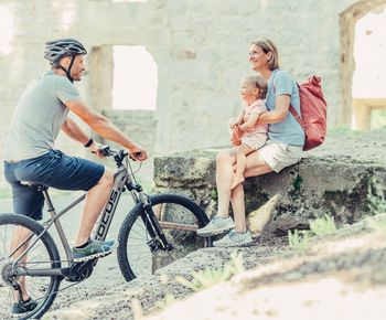 Radlerfamilie an der Burgruine Leofels (Foto: Frumolt)
